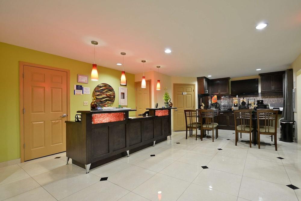Americas Best Value Inn & Suites Lake Charles at I-210 Exit 11 photo 2