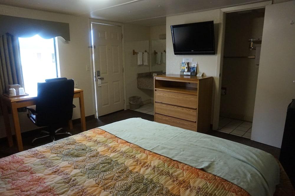 Pearsall Executive Inn photo 21