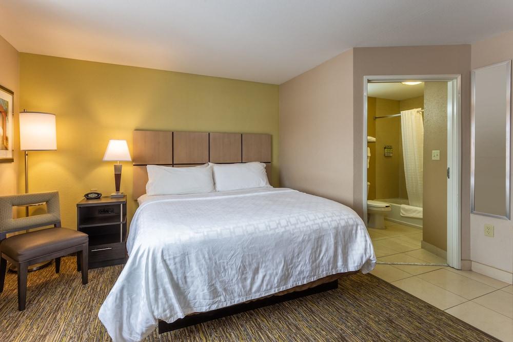 Candlewood Suites Airport by IHG photo 2