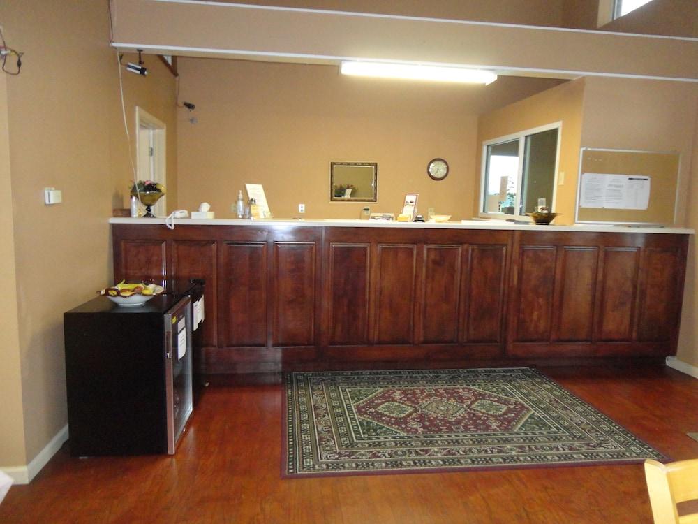 Royal Inn and Suites photo 2