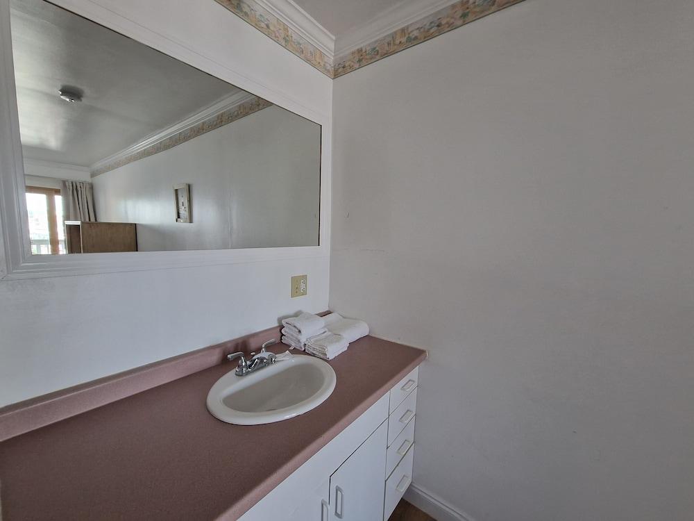 Sandcastle Beachfront Inn photo 7