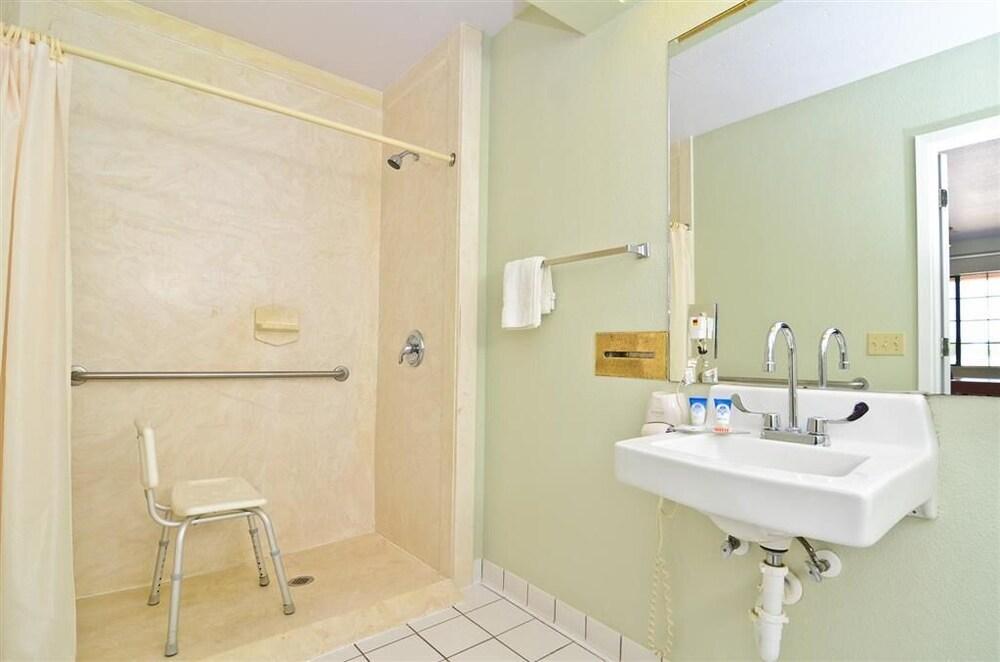 Pine Point Inn & Suites photo 14