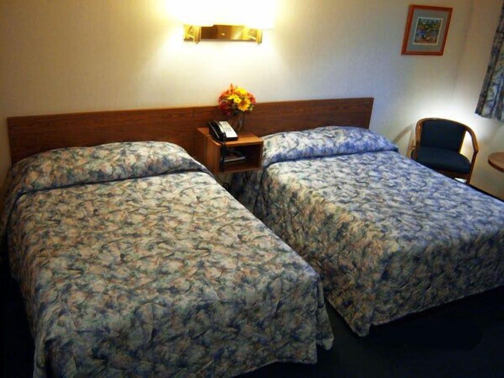 Tall Pines Motel photo 11