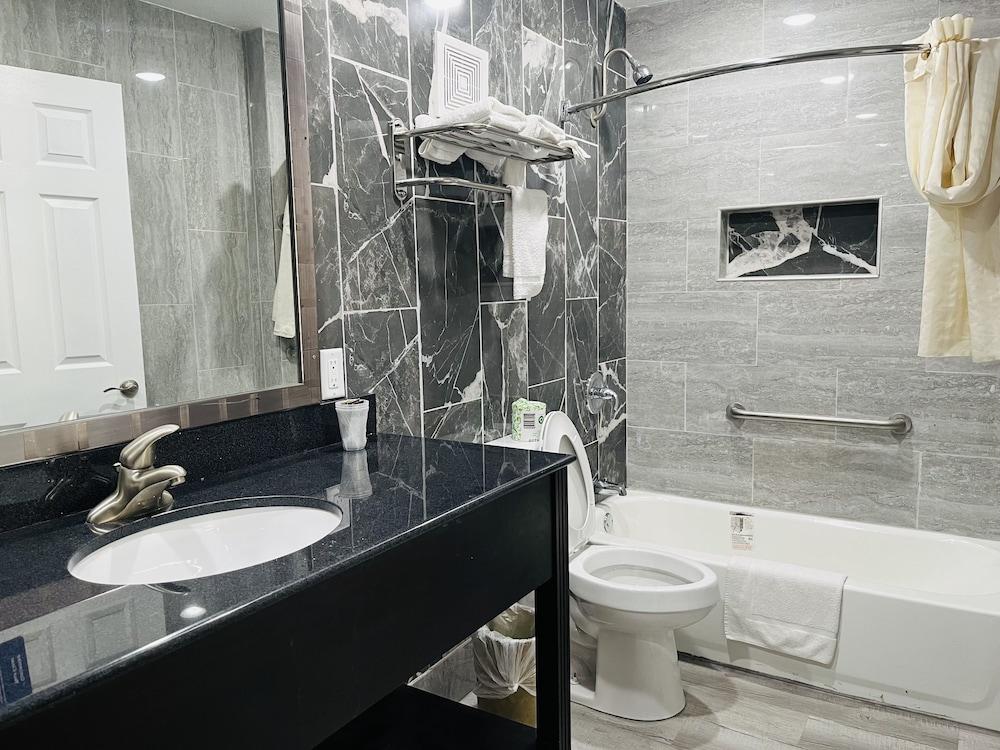 Town House Motel photo 32