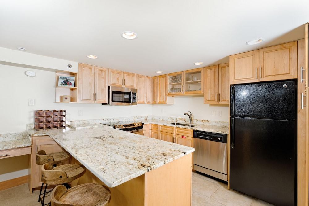 The Crestwood Condominiums photo 45