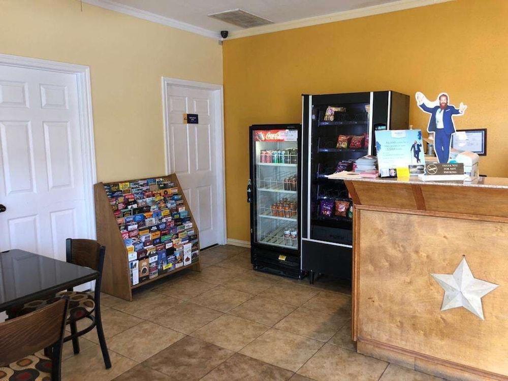 Days Inn by Wyndham Gainesville photo 14