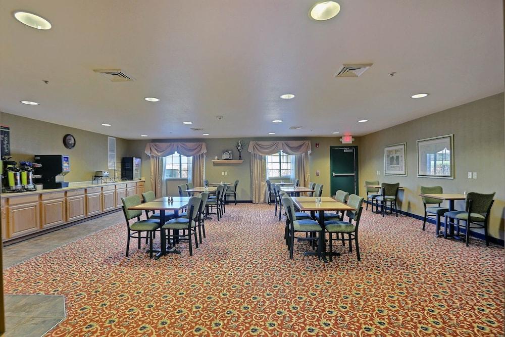 Boarders Inn & Suites by Cobblestone Hotels - Shawano photo 68