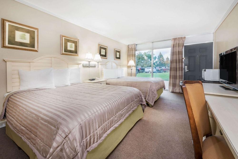 Howard Johnson by Wyndham Burlington photo 8