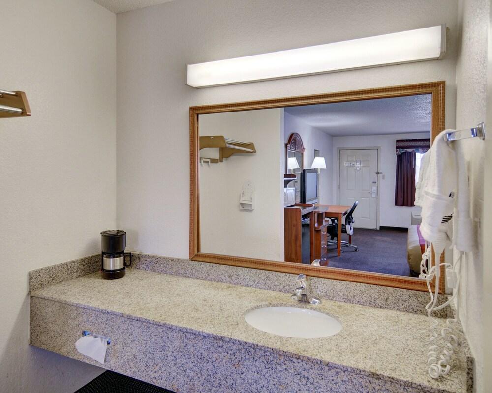 Super 8 by Wyndham Decatur Texas photo 5