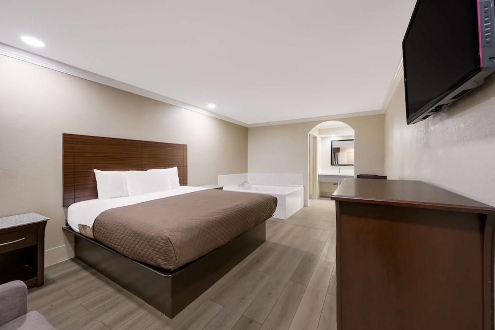 Americas Best Value Inn Houston Heights at I-45 photo 25