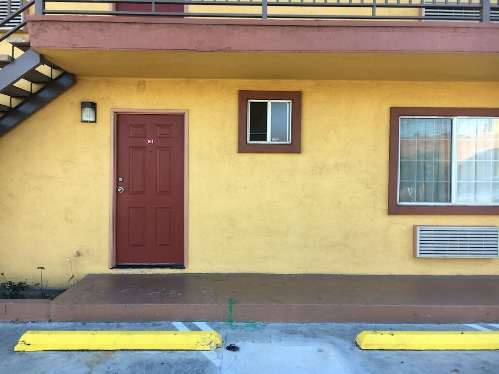 Satellite Motel photo 3