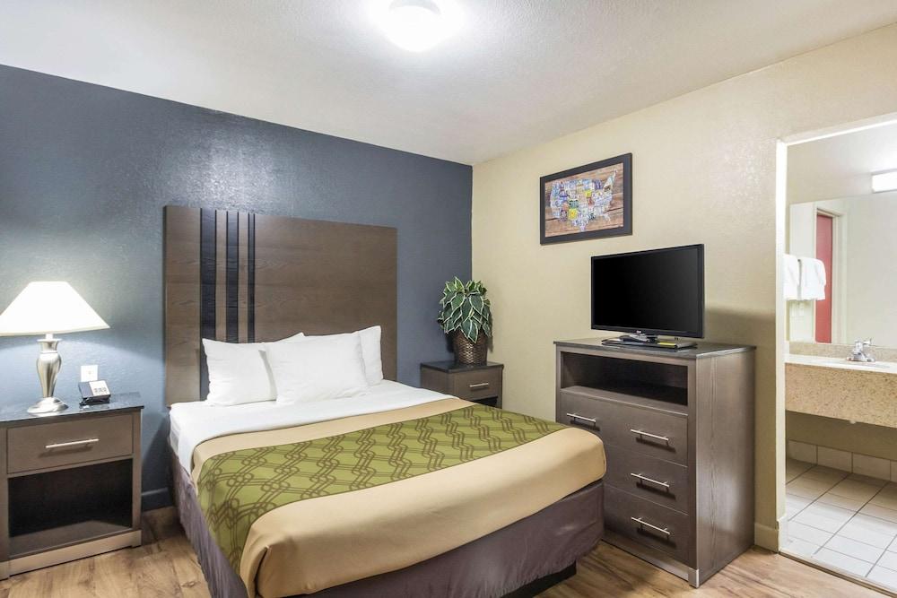 Econolodge Inn & Suites photo 31