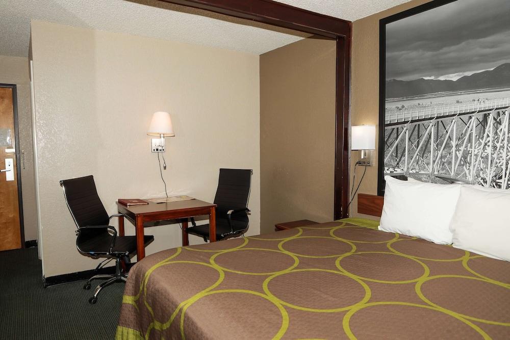 Super 8 by Wyndham Gallup photo 26