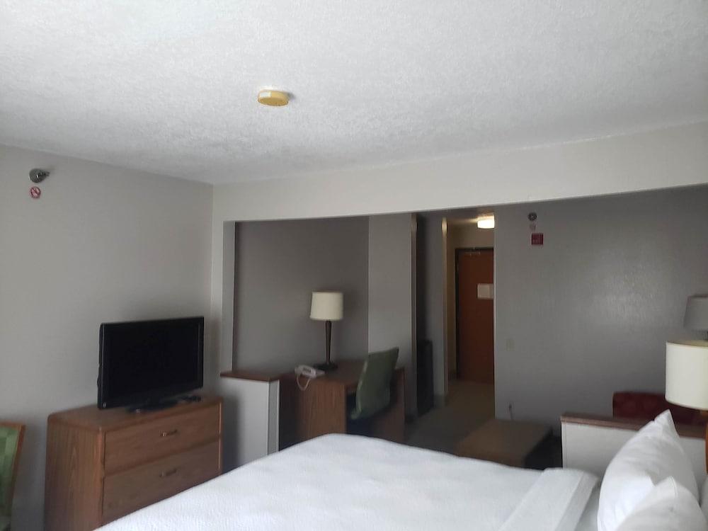 Country Inn & Suites by Radisson, Fairview Heights, IL photo 32