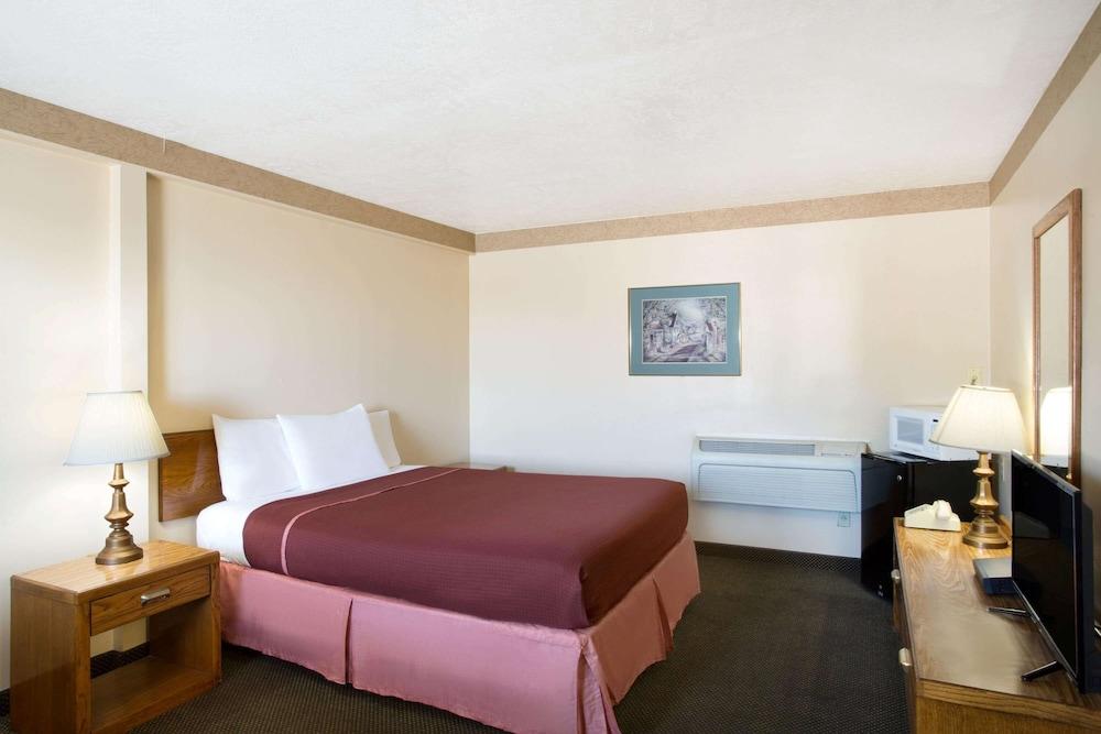 Howard Johnson by Wyndham Brigham City photo 3
