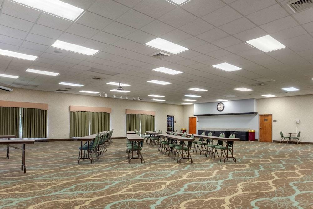 Comfort Suites Rolla photo 63