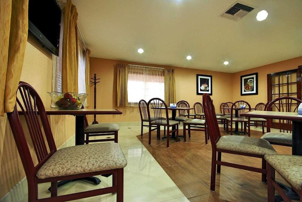 Americas Best Value Inn Sinton photo 24