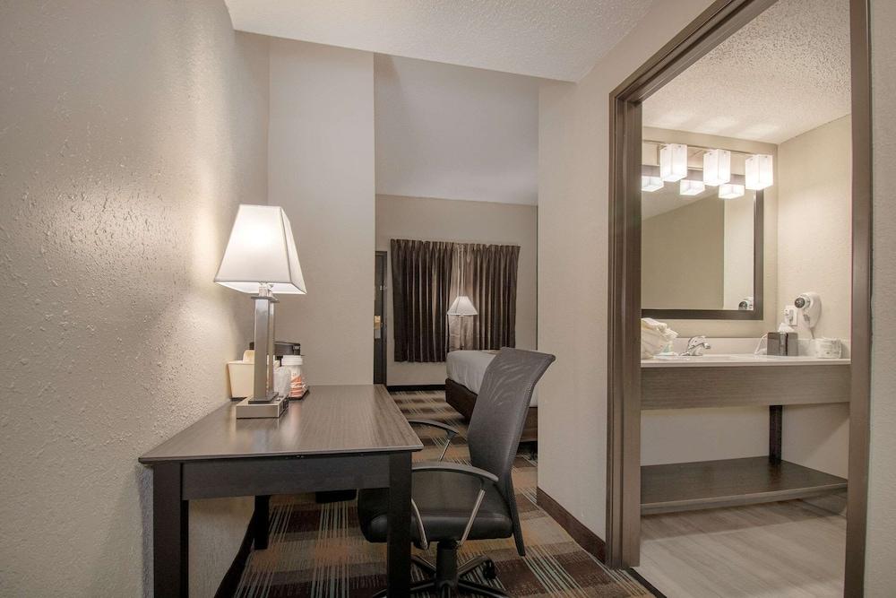 Quality Inn Roseville-Detroit North photo 13