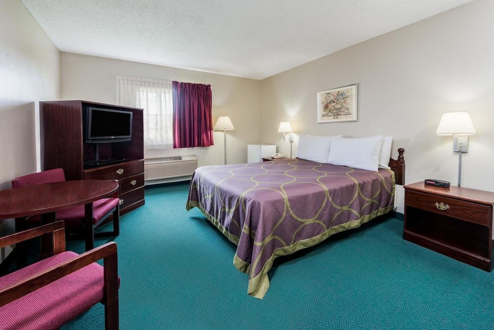 Super 8 by Wyndham Jerseyville photo 13