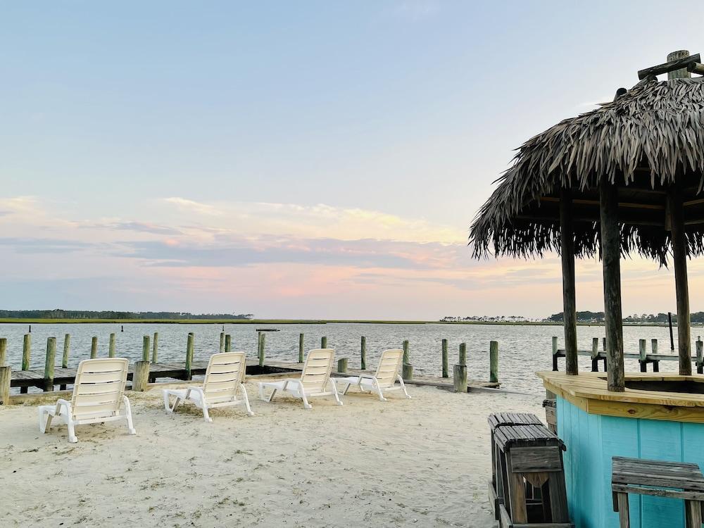 Snug Harbor Marina and Hotel photo 5