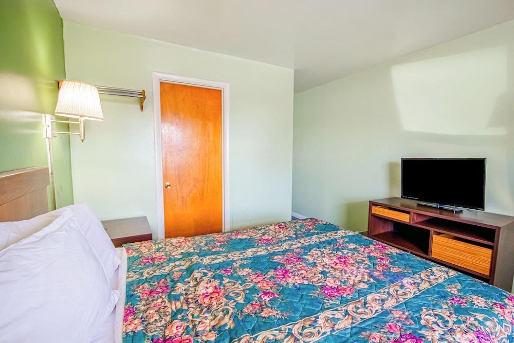 OYO Travelier Motel photo 96