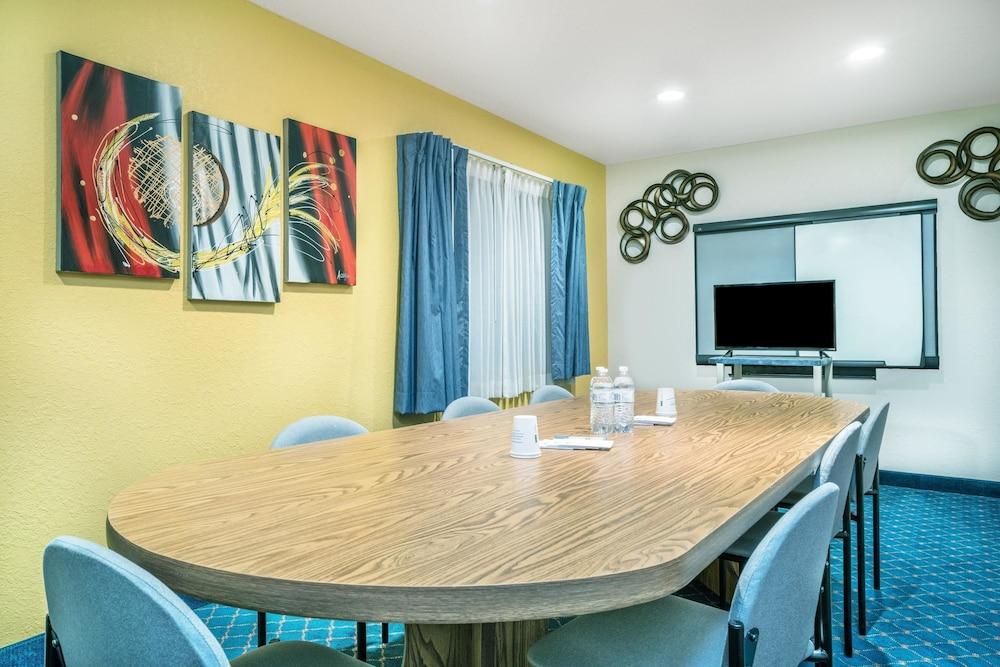 Microtel Inn & Suites by Wyndham Tomah photo 3