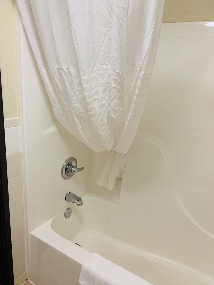 AmericInn by Wyndham Kewanee photo 95