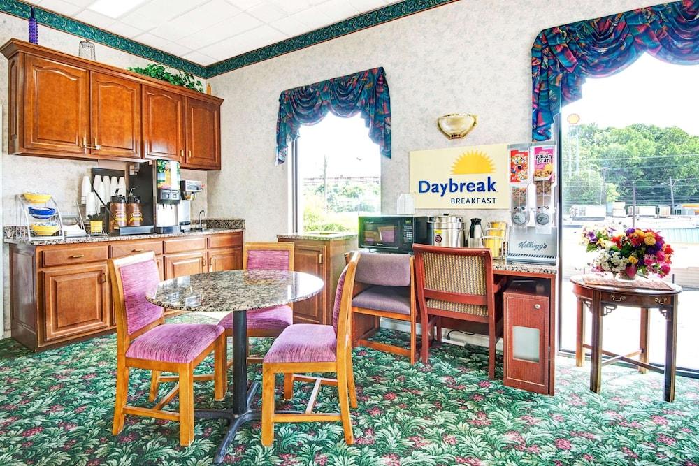 Super 8 by Wyndham Nashville Near Downtown / I-40 photo 17
