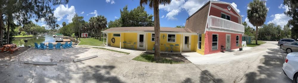 Neptune's Grotto Waterfront Retreat photo 28