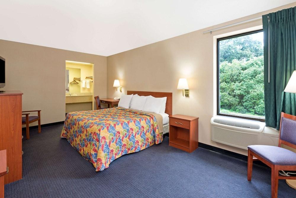 Knights Inn Elizabethtown photo 9