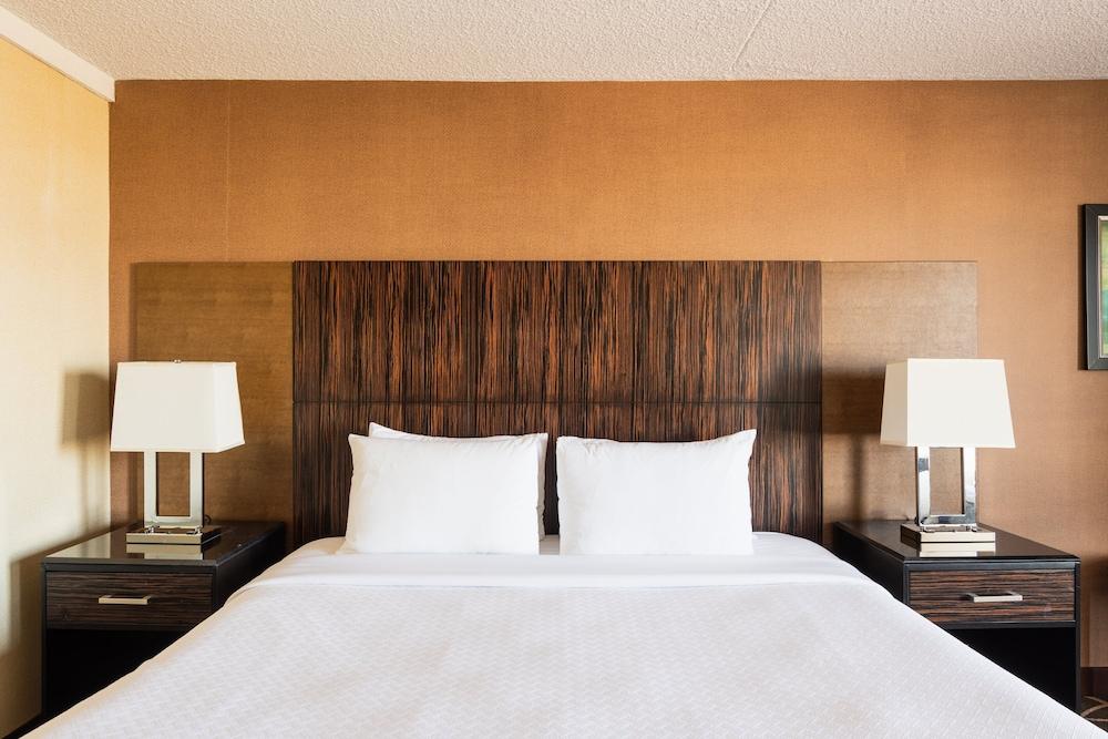 Crowne Plaza Newark Airport by IHG photo 41