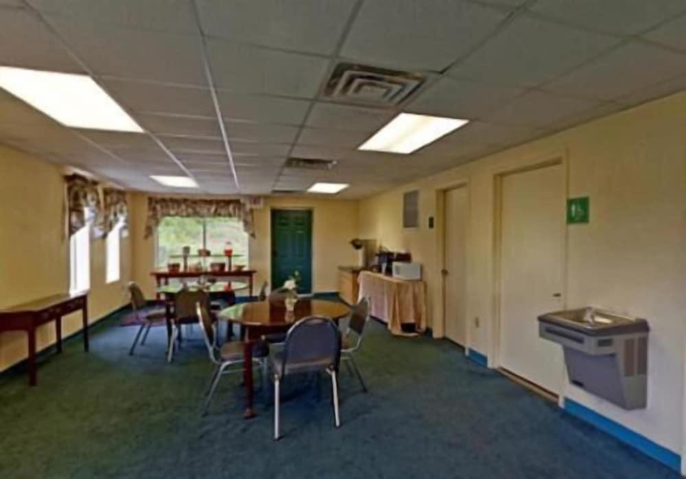 Americas Inn photo 24