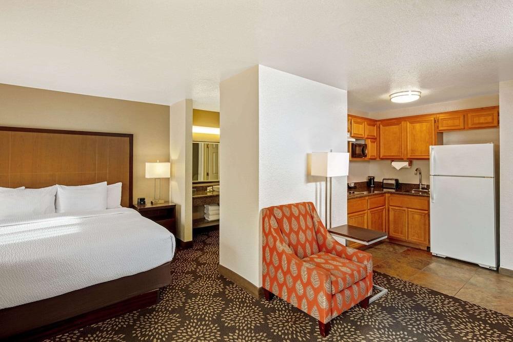 La Quinta Inn & Suites by Wyndham Las Vegas Red Rock photo 16