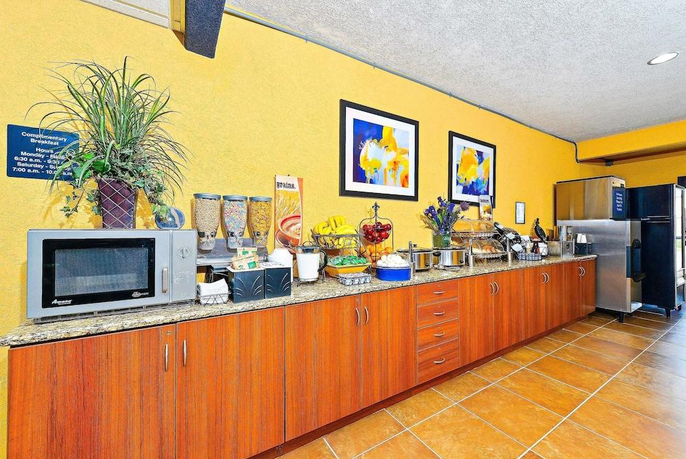 Microtel Inn & Suites by Wyndham New Braunfels photo 21