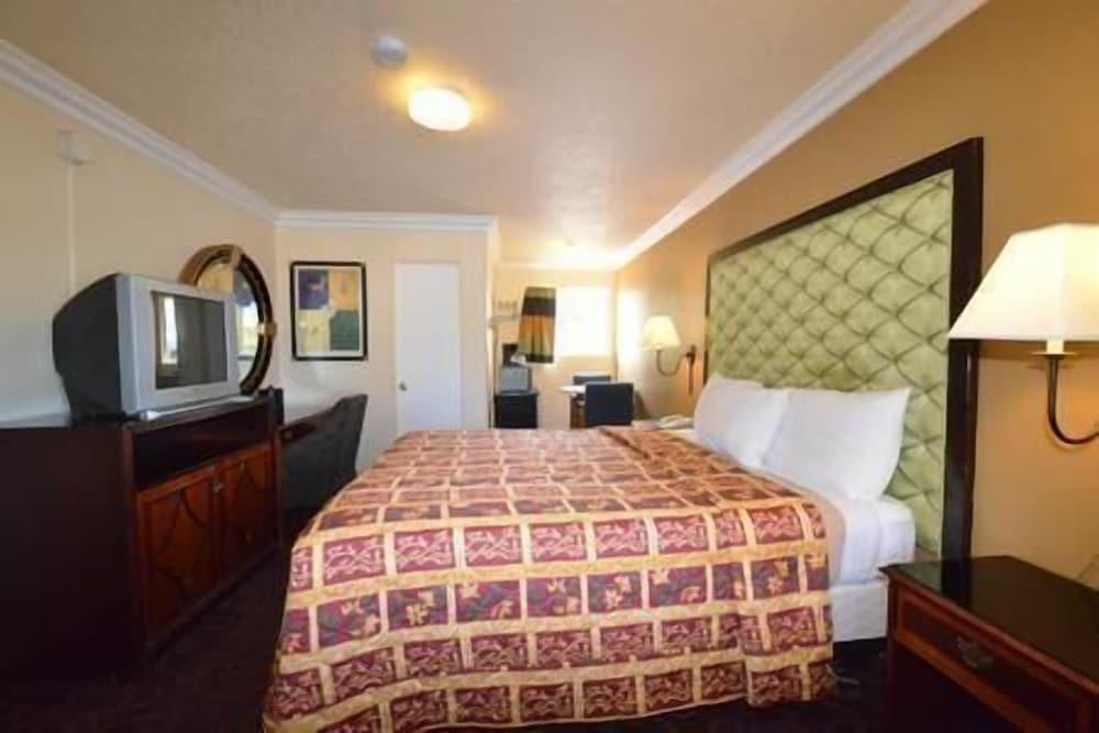 Lamplighter Motel photo 16