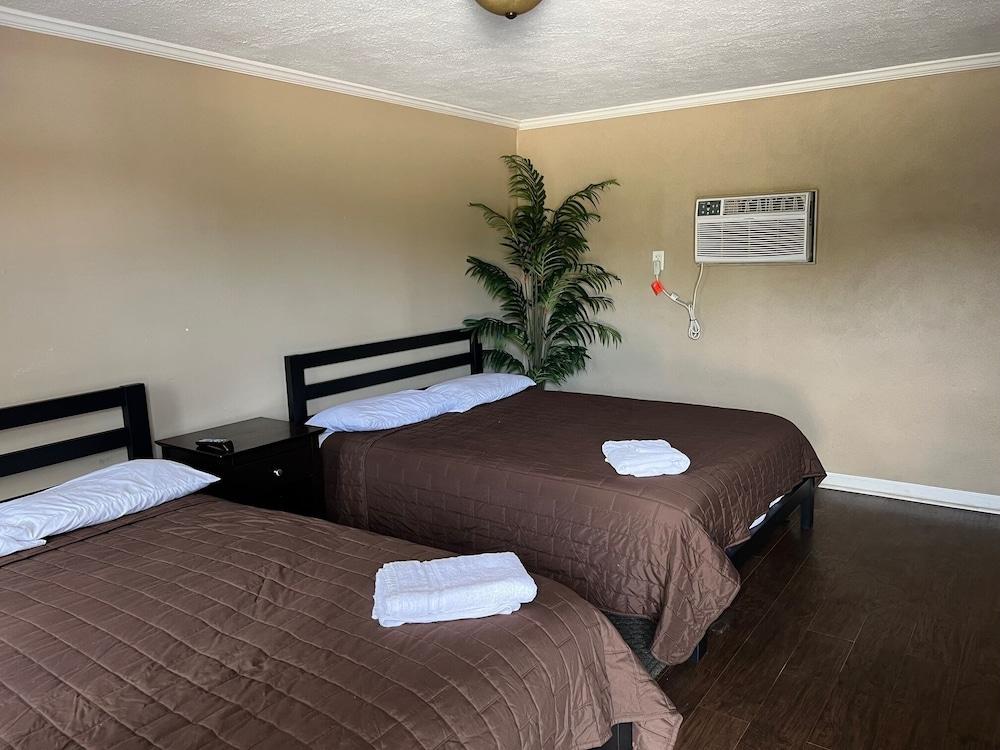 The Travelers Inn photo 12