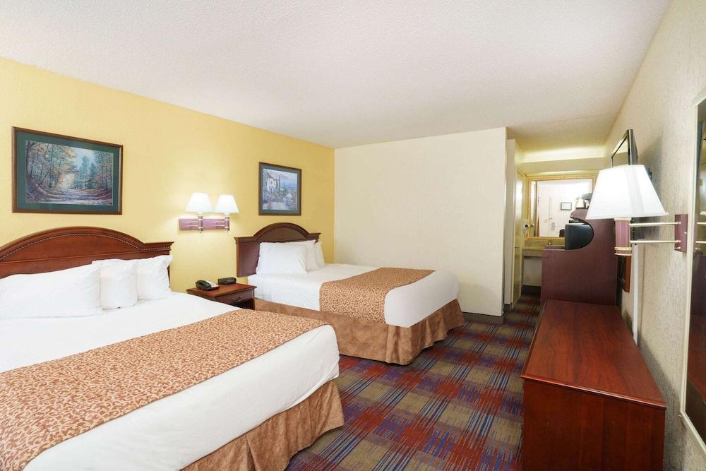 Travelodge by Wyndham Montgomery East photo 6