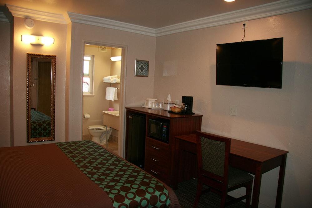 Civic Center Lodge photo 13
