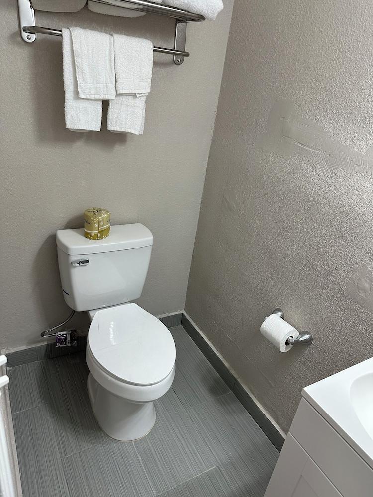 Economy Inn By OYO, Lamesa TX photo 9