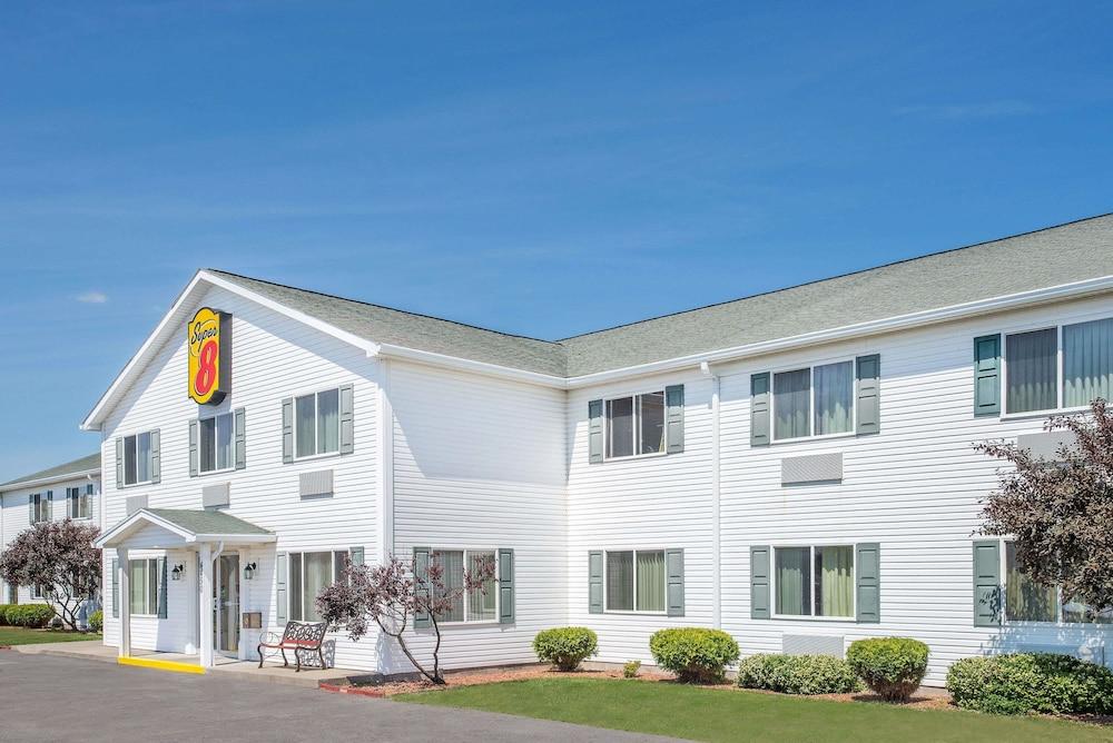 Super 8 by Wyndham Canandaigua photo 1