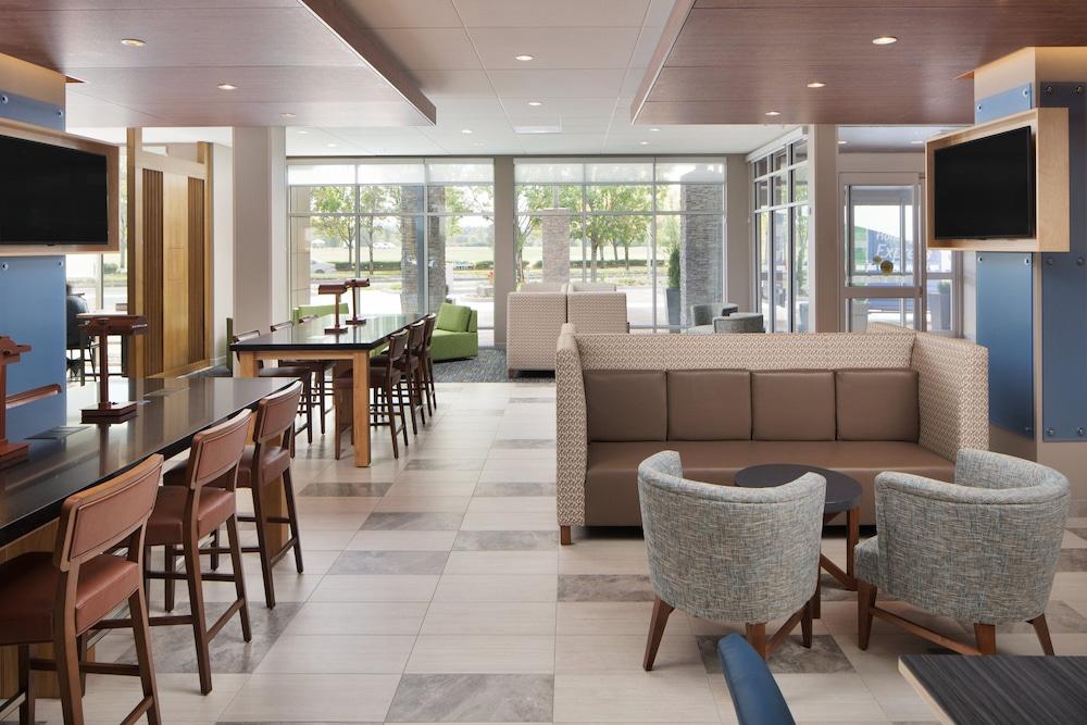 Holiday Inn Express & Suites Portland Airport - Cascade Stn by IHG photo 2