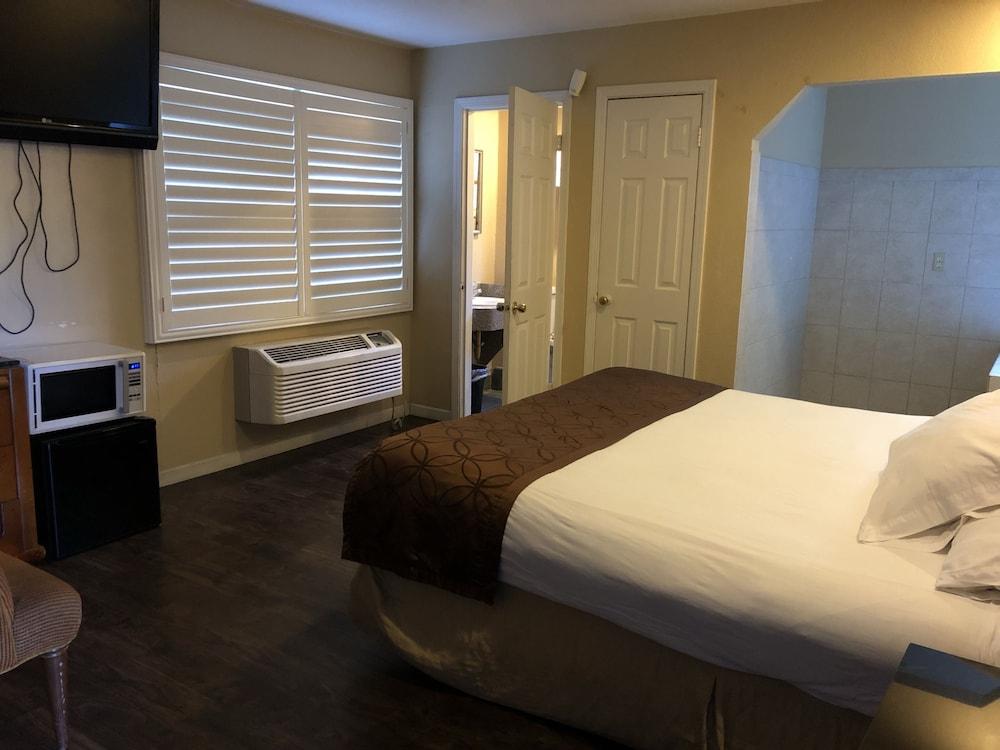 Capri Motel photo 5