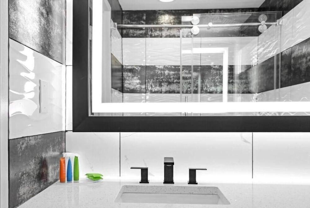 LIV Hotel Bronx - Newly Built photo 17