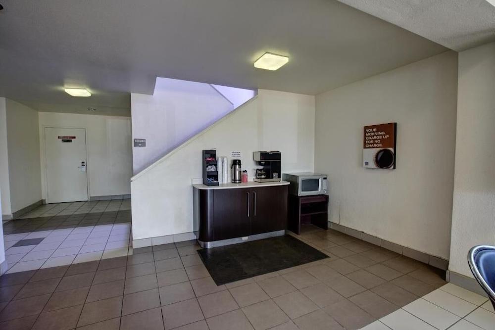 Executive Inn & Suites photo 27