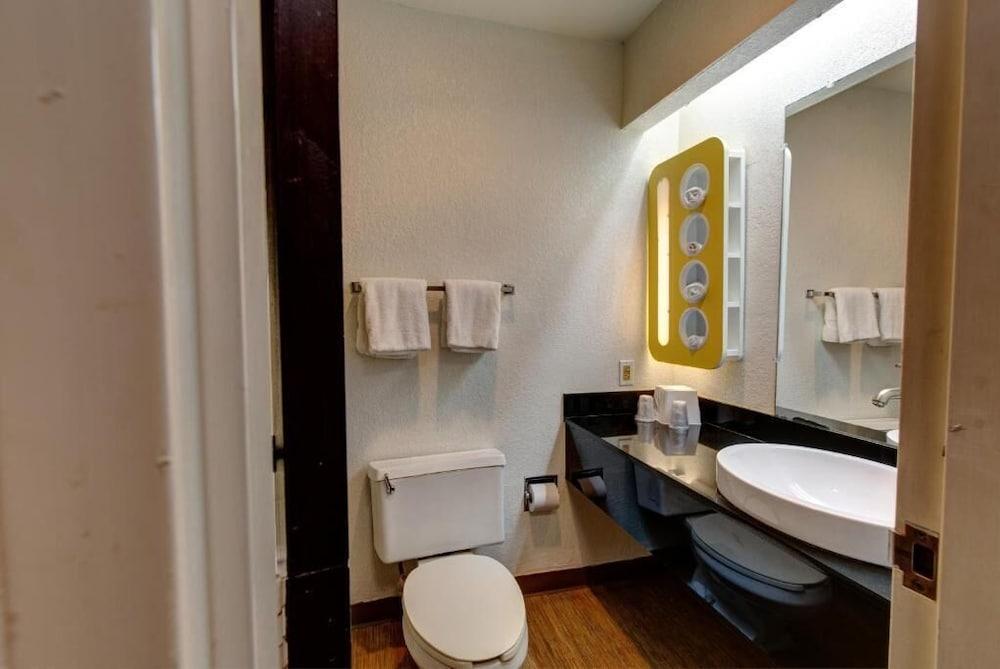 Executive Inn & Suites photo 7