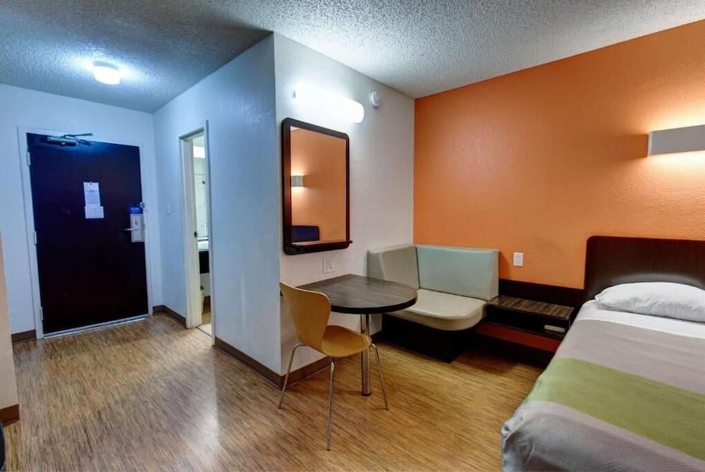 Executive Inn & Suites photo 24