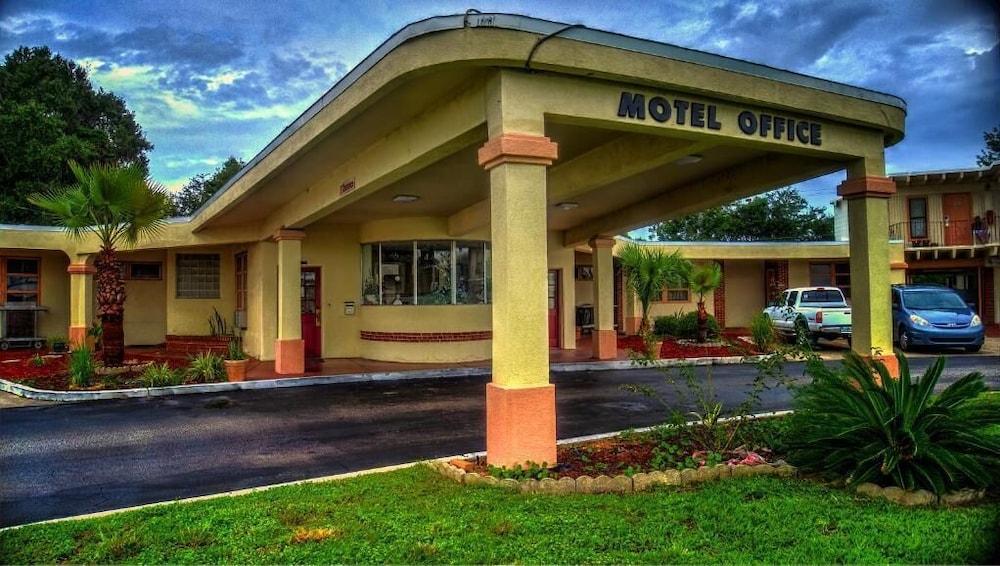 NASSAU HOLIDAY MOTEL photo 32
