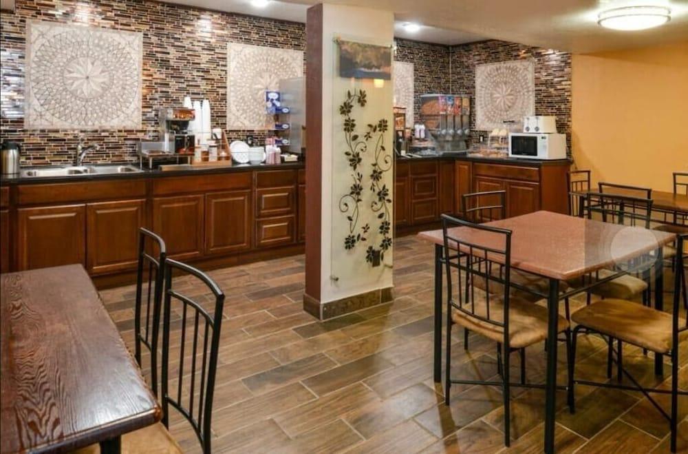 Pronghorn Inn photo 18