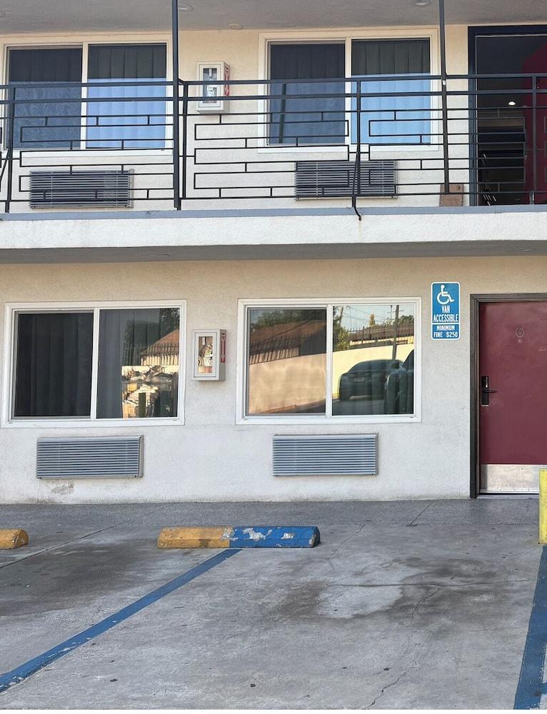 Mirror Motel photo 9