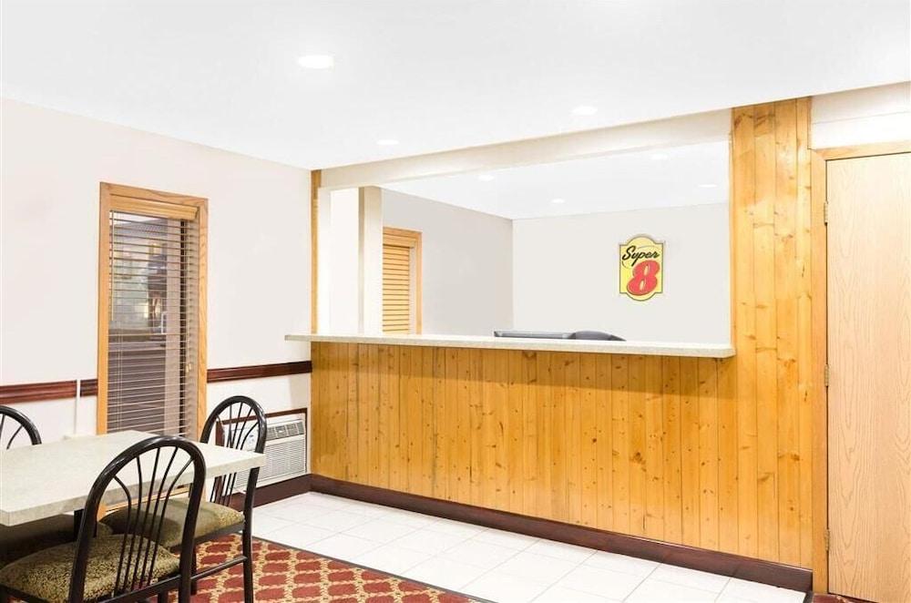 Red Roof Inn Ames photo 16